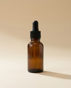 OERVA Resin fles op Bone Vellum — studio vooraanzicht